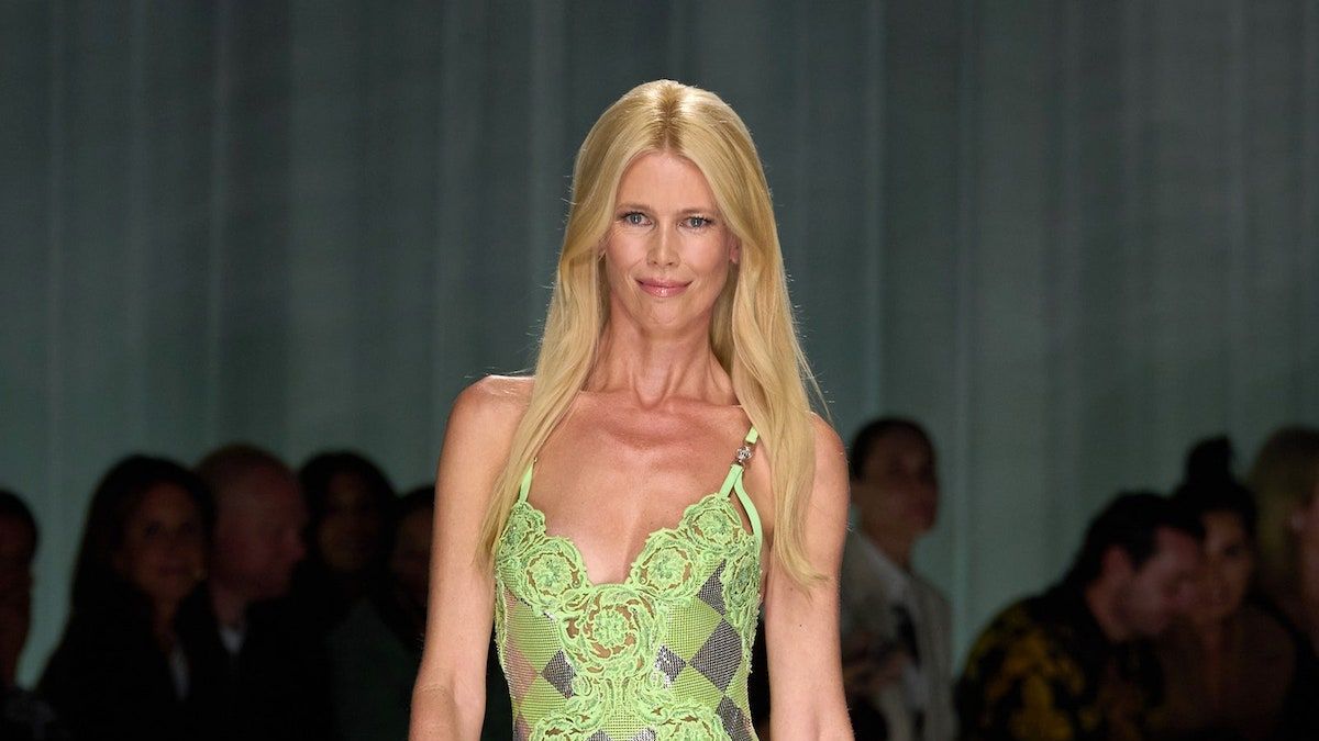 ヴェルサーチェ、90年代のノスタルジアを込めたランウェイに