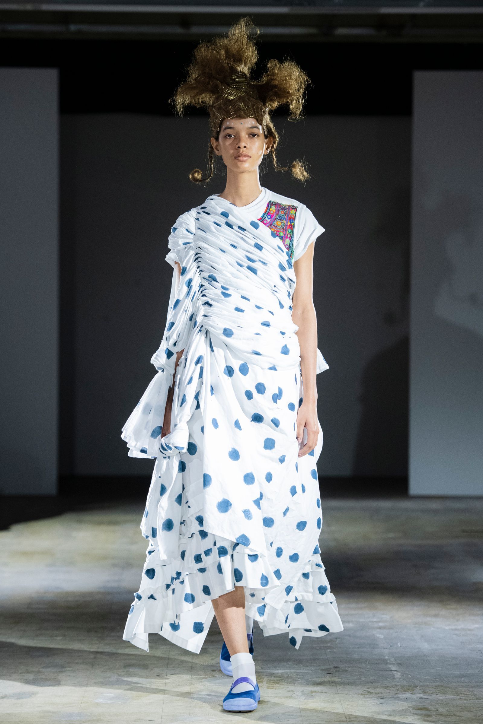 タオ、コム デ ギャルソンの本社が入るビルで2024年春夏ミニショーを