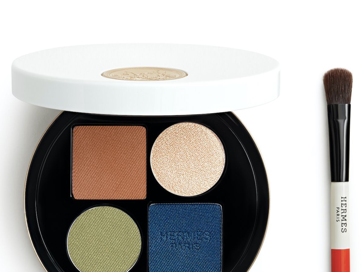 エルメスの2024年秋冬メイクアップは表情豊かなブルーが主役 | Vogue Japan