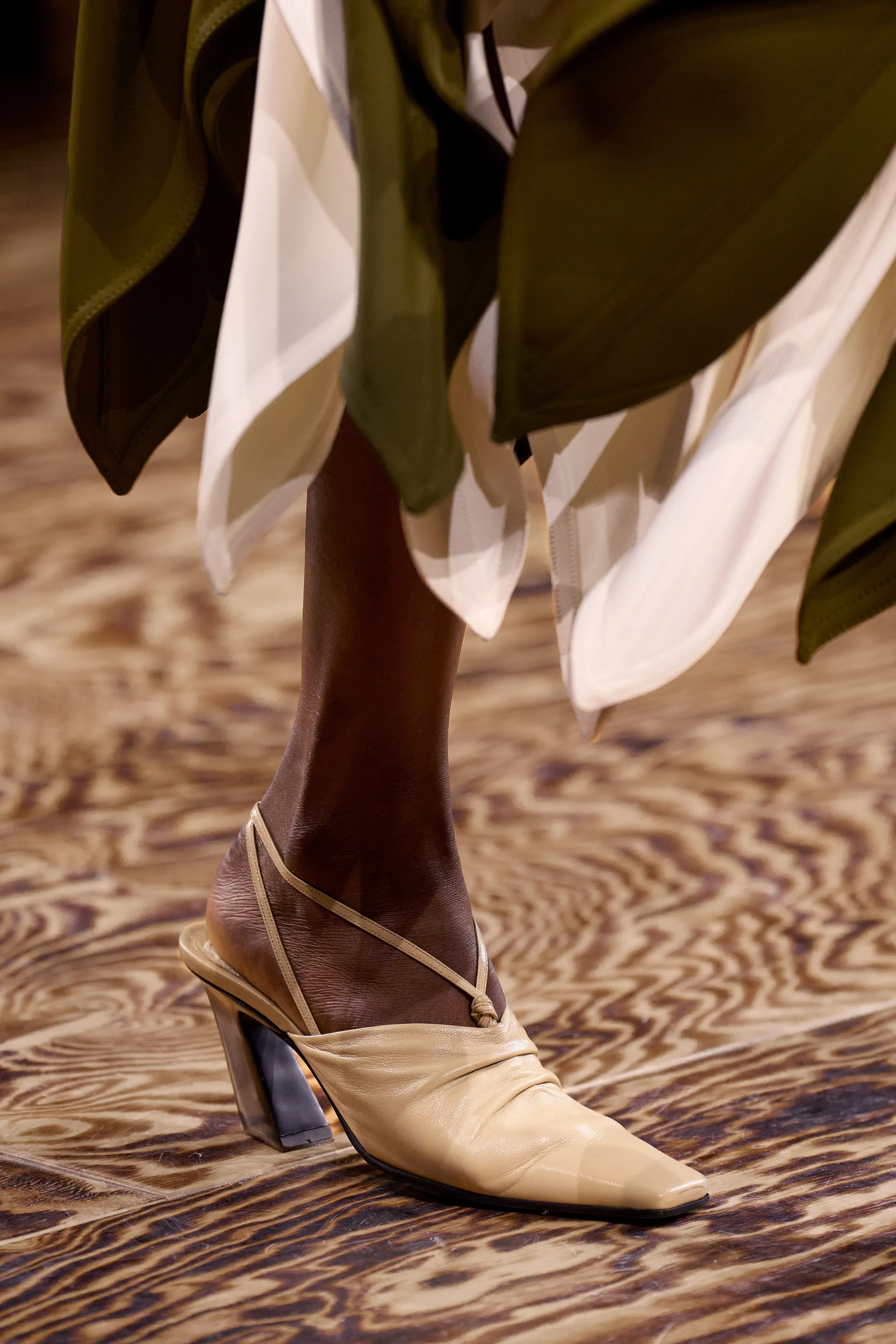 ダイアナ元妃が90年代に愛用したアンクルストラップミュールがトレンド