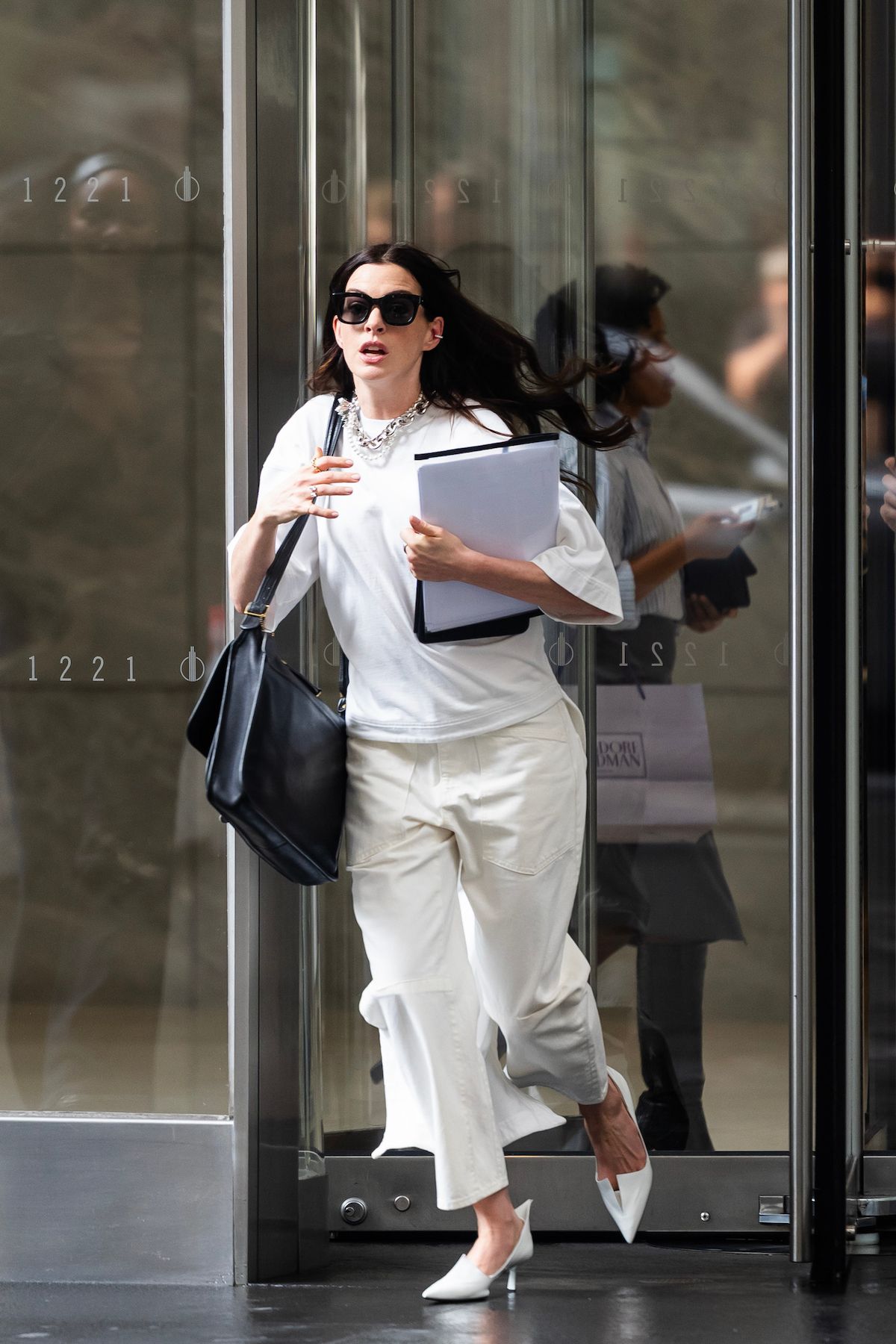 プラダを着た悪魔2』、アン・ハサウェイ演じるアンディの“相棒バッグ