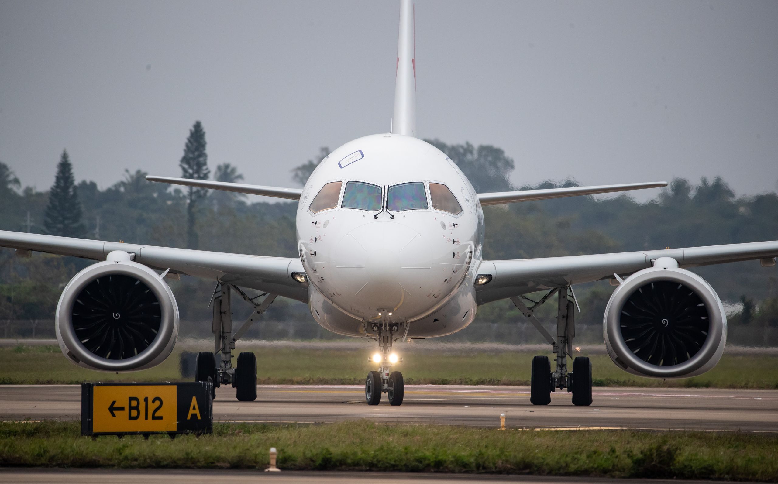 中国で加速する航空機の国産化を象徴、商用飛行を開始した国産中型