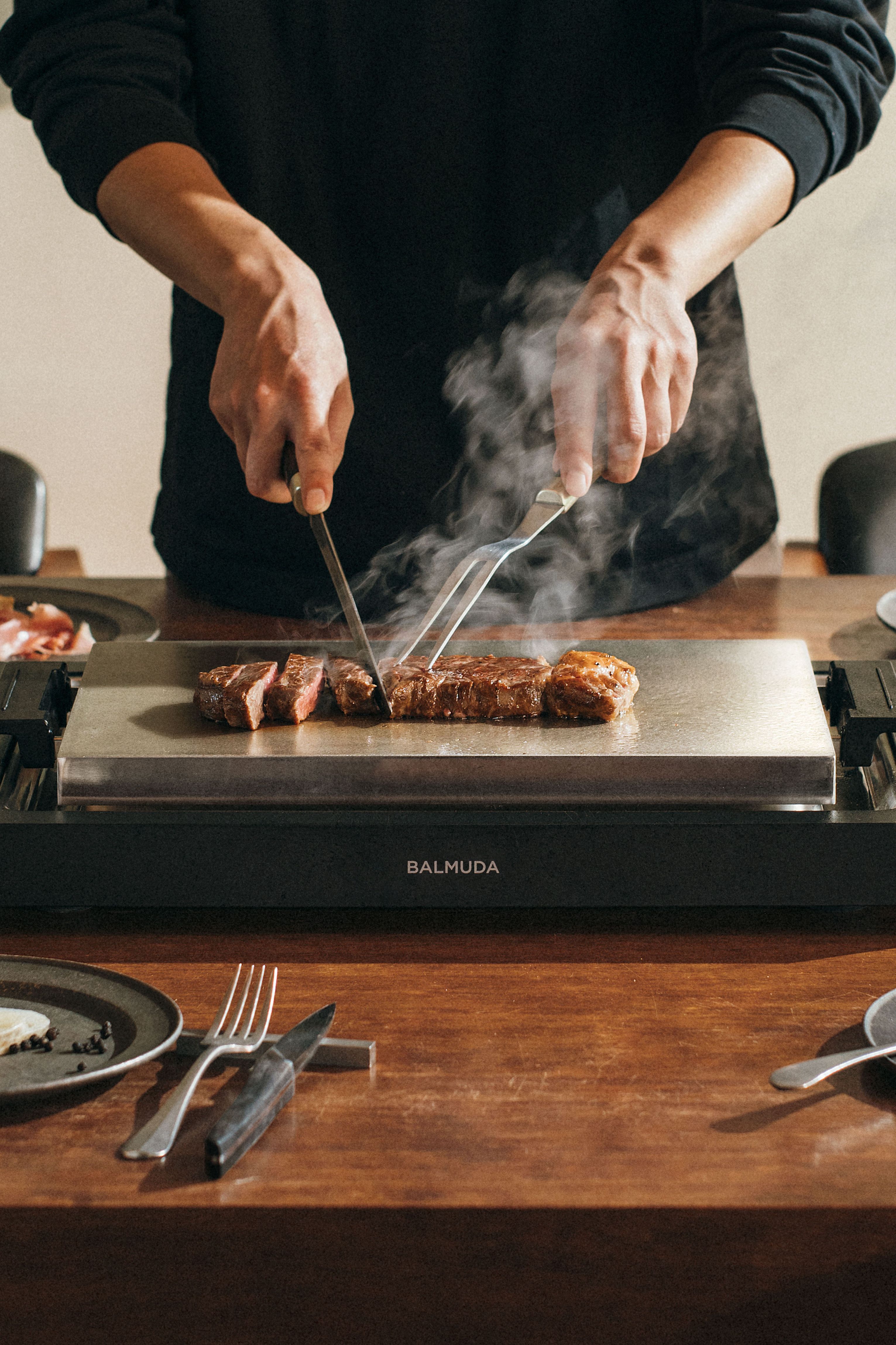 BALMUDA The Plate Pro：ホットプレートで最高の味を訴求 | WIRED.jp