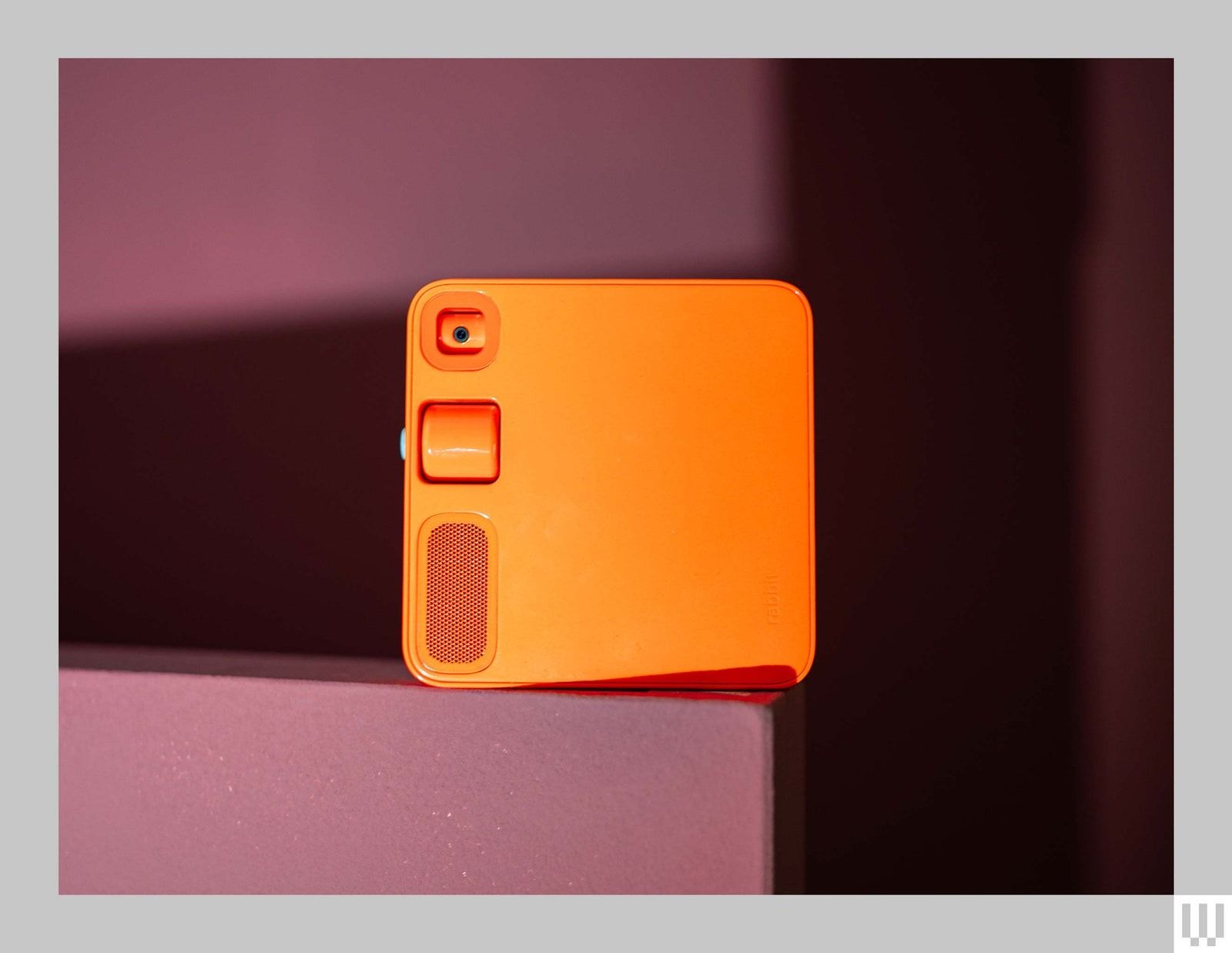 rabbit r1」レビュー：デザインは魅力的だが実用性に課題が残る | WIRED.jp