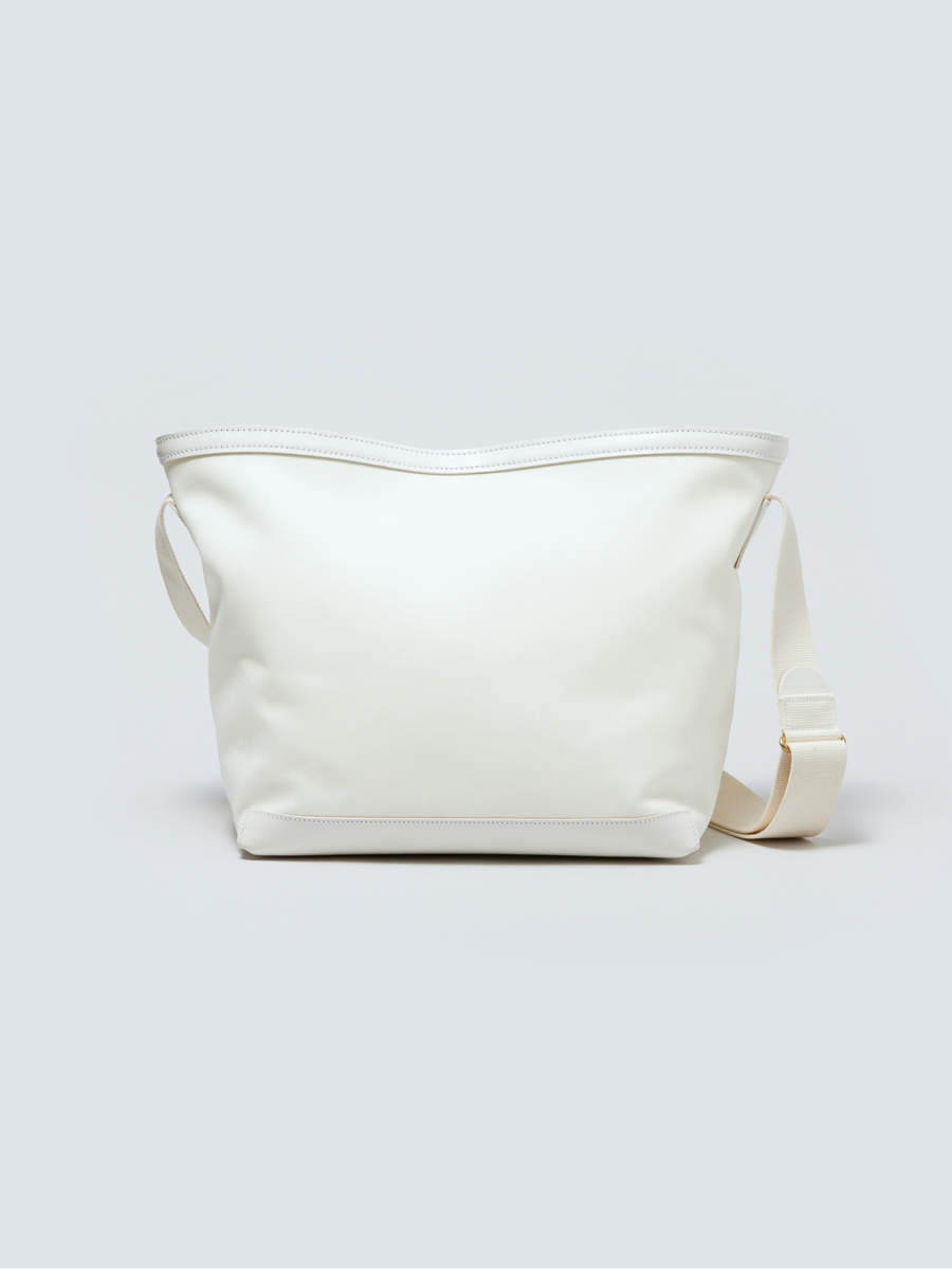 オーラリー」と「ブレディ」が初コラボ “自立する”ショルダーバッグを