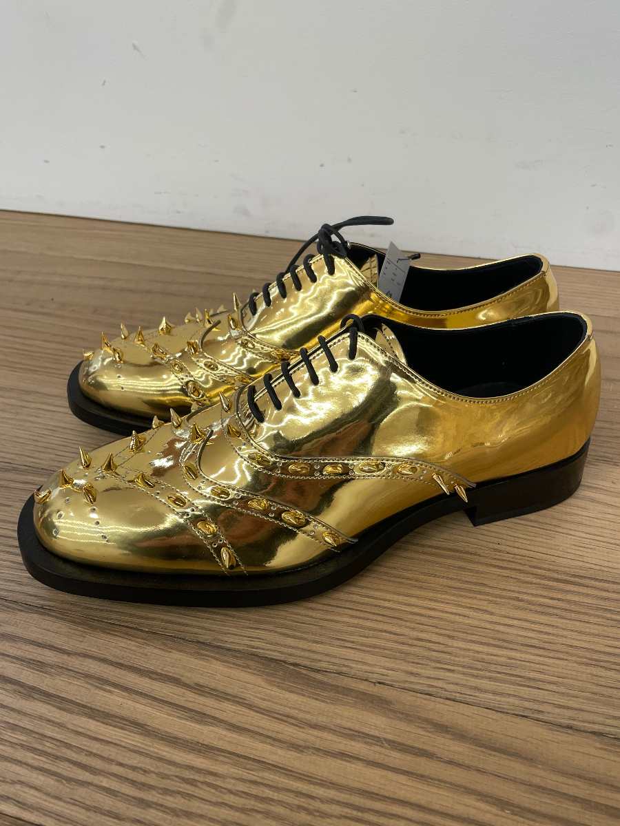 アンダーカバー」が英「ラロッカ」とのコラボブーツ “薔薇のトゲ