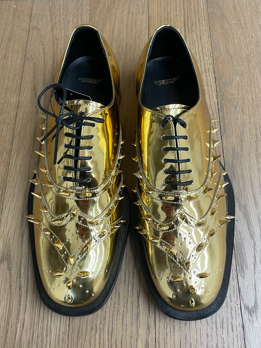 アンダーカバー」が英「ラロッカ」とのコラボブーツ “薔薇のトゲ