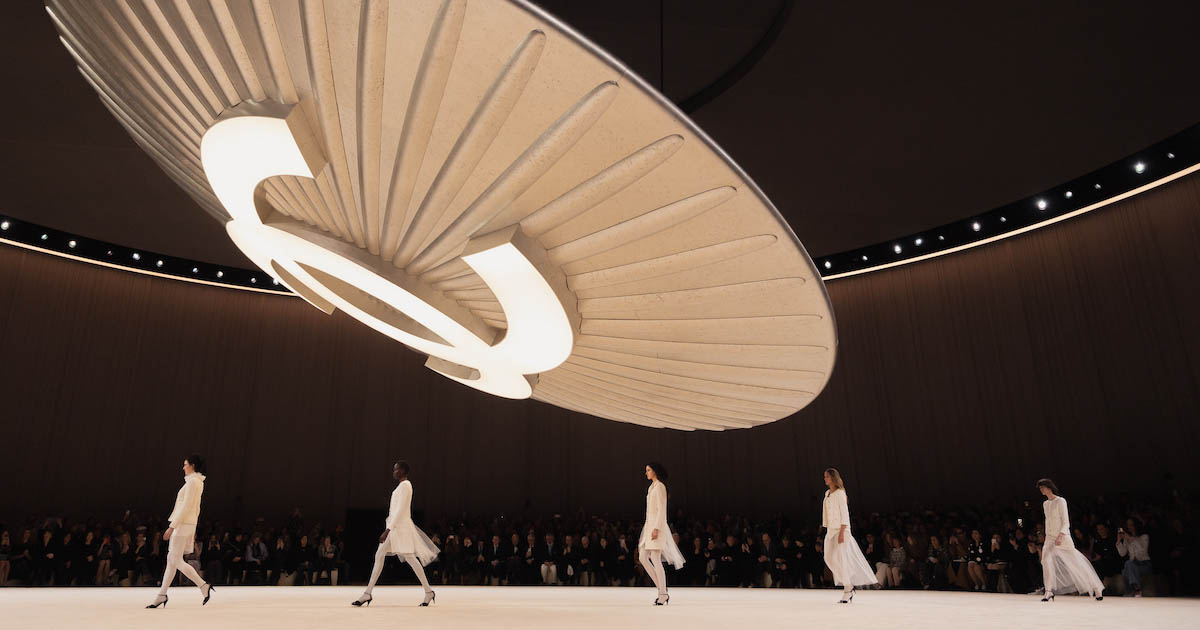 シャネル」の軽やかな“バレリーナ”クチュール 創業者の“解放”の精神を