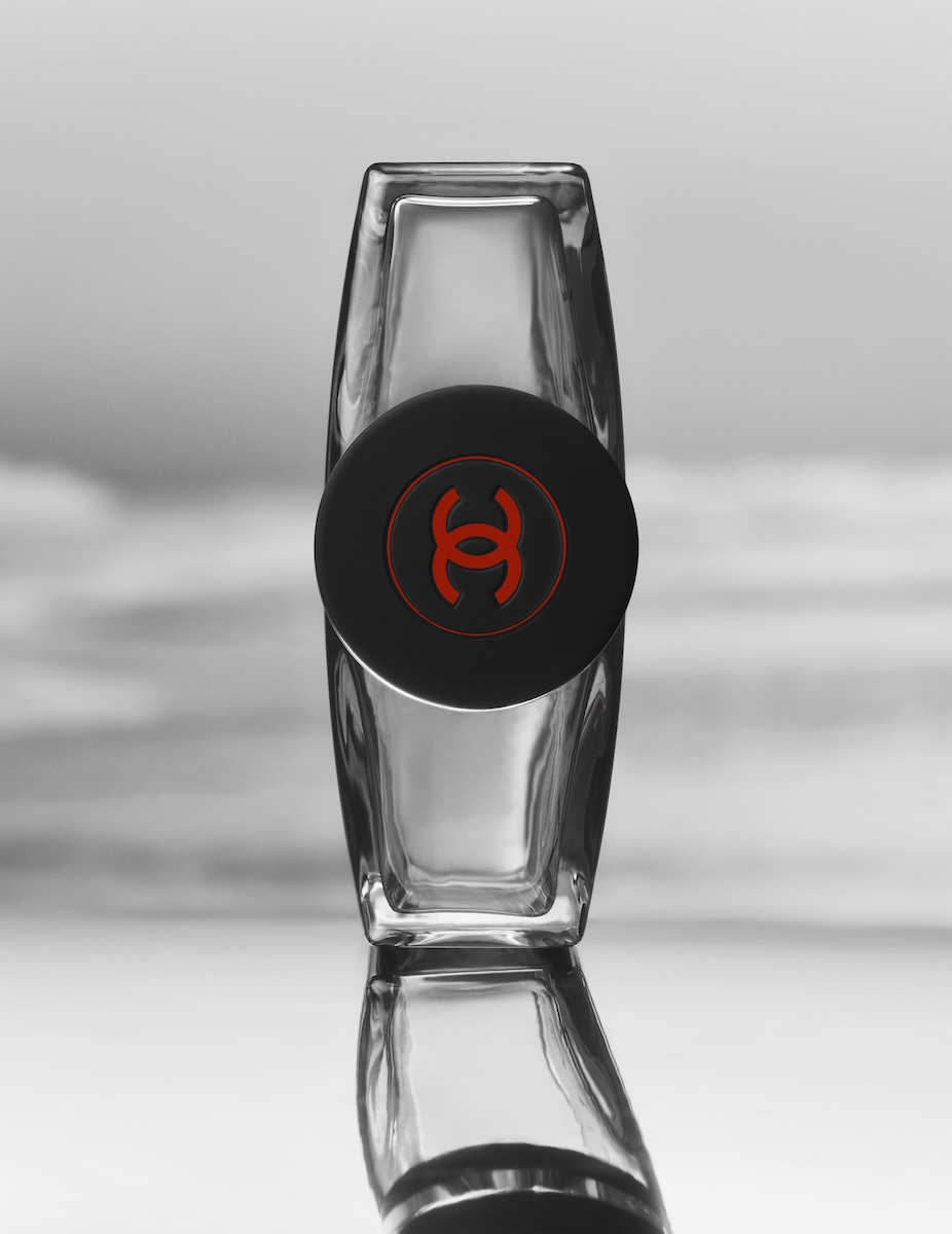 シャネル」が男性用フレグランス“アリュール オム スポーツ”の新作を