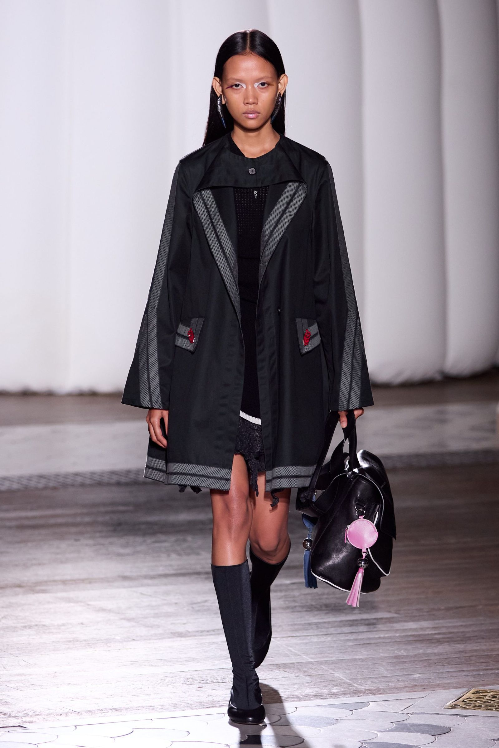 グラン・パレに舞い戻った軽やかな「シャネル」、ピュアな少女のように