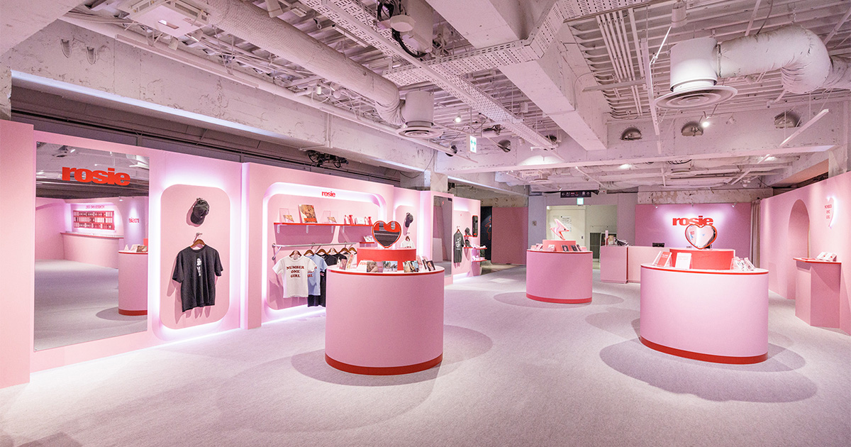 BLACKPINKのロゼが渋谷でポップアップを開催 限定アイテムやフォト