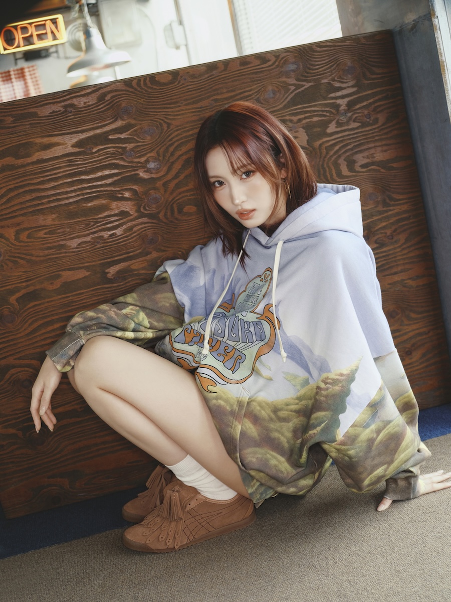 TWICEモモが「オニツカタイガー」の新キャンペーンに登場 デニムを