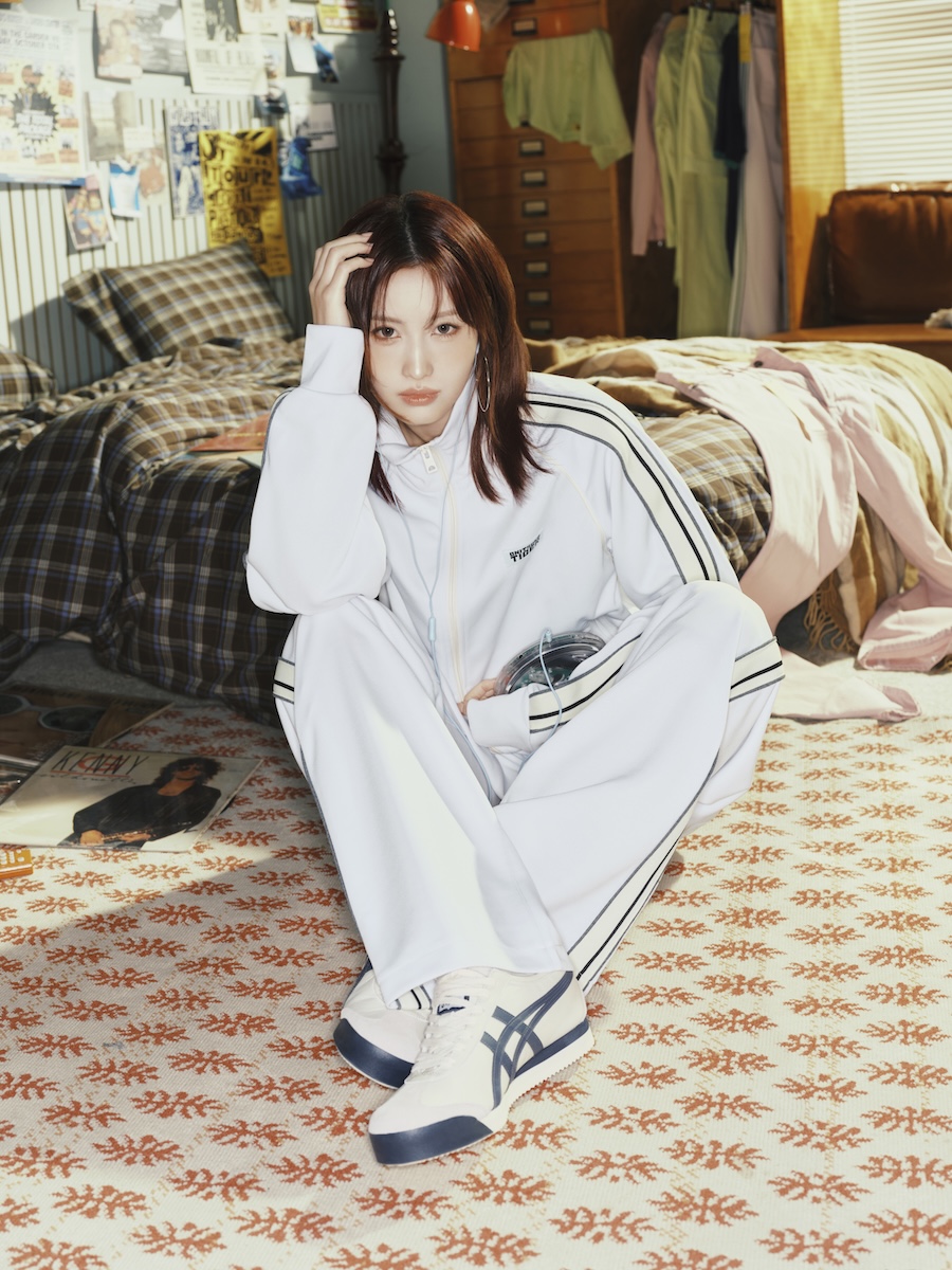 TWICEモモが「オニツカタイガー」の新キャンペーンに登場 デニムを