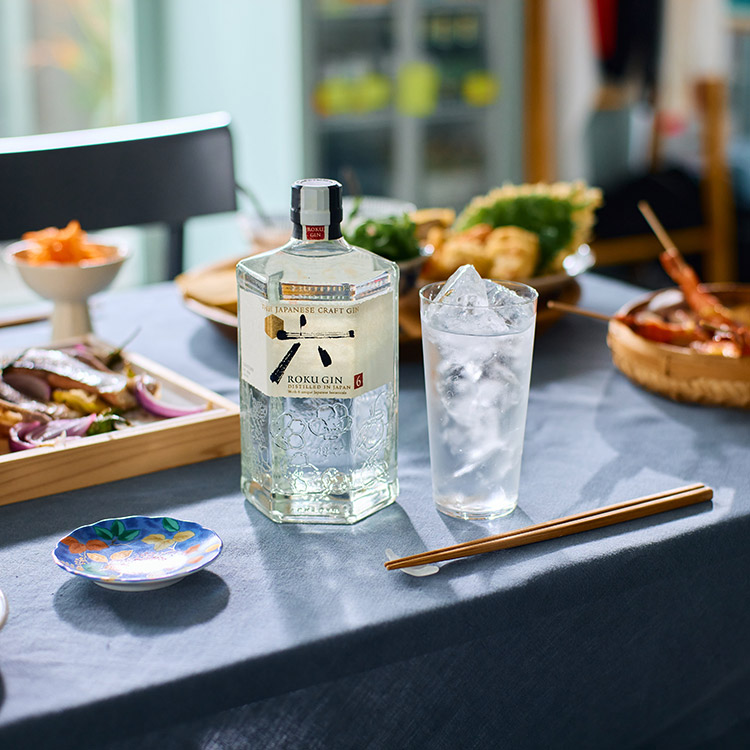 旬の和素材を使ったジャパニーズクラフトジン ROKU〈六〉を、仲間と