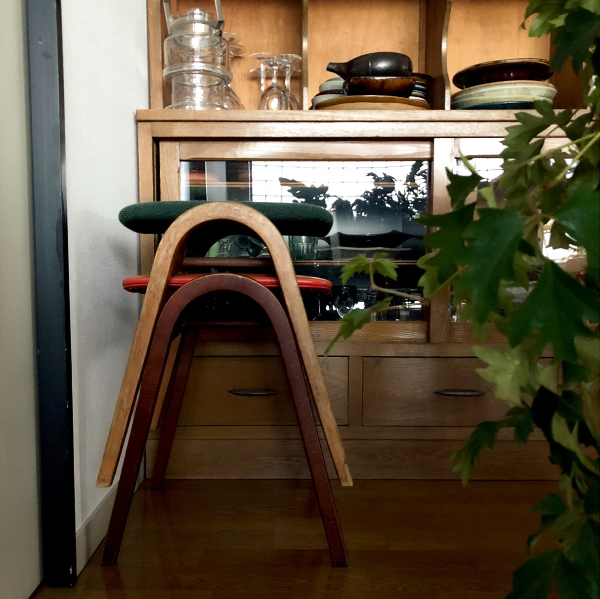 美しい曲線と実用性を備えた 秋田木工スタッキングスツール | D&DEPARTMENT