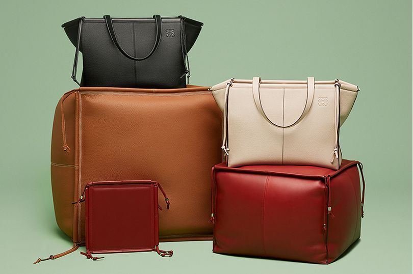 ロエベのバッグ「クッション・トート」からレザーの新作がデビュー
