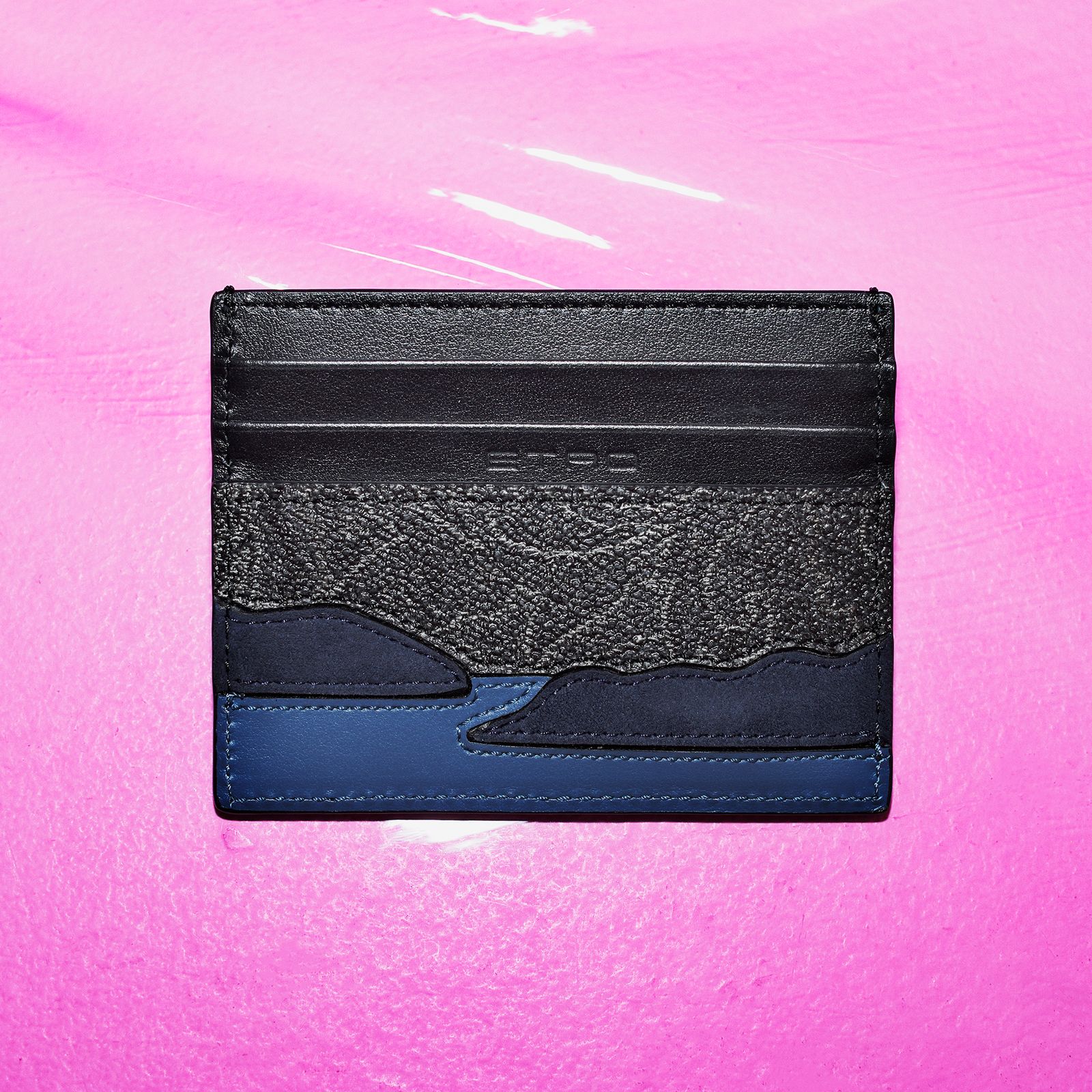 芸術的なデザインで魅了するエトロ──特集：2025年春はこの「バッグと