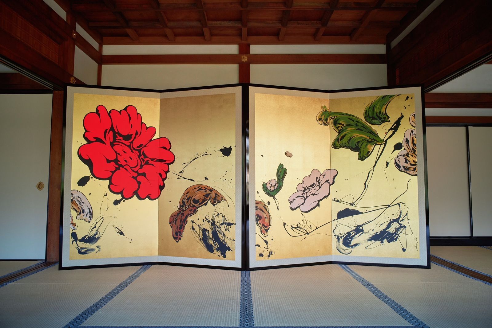 SHUN SUDOが京都 両足院で「ボタン」と「花」をモチーフにした屏風作品