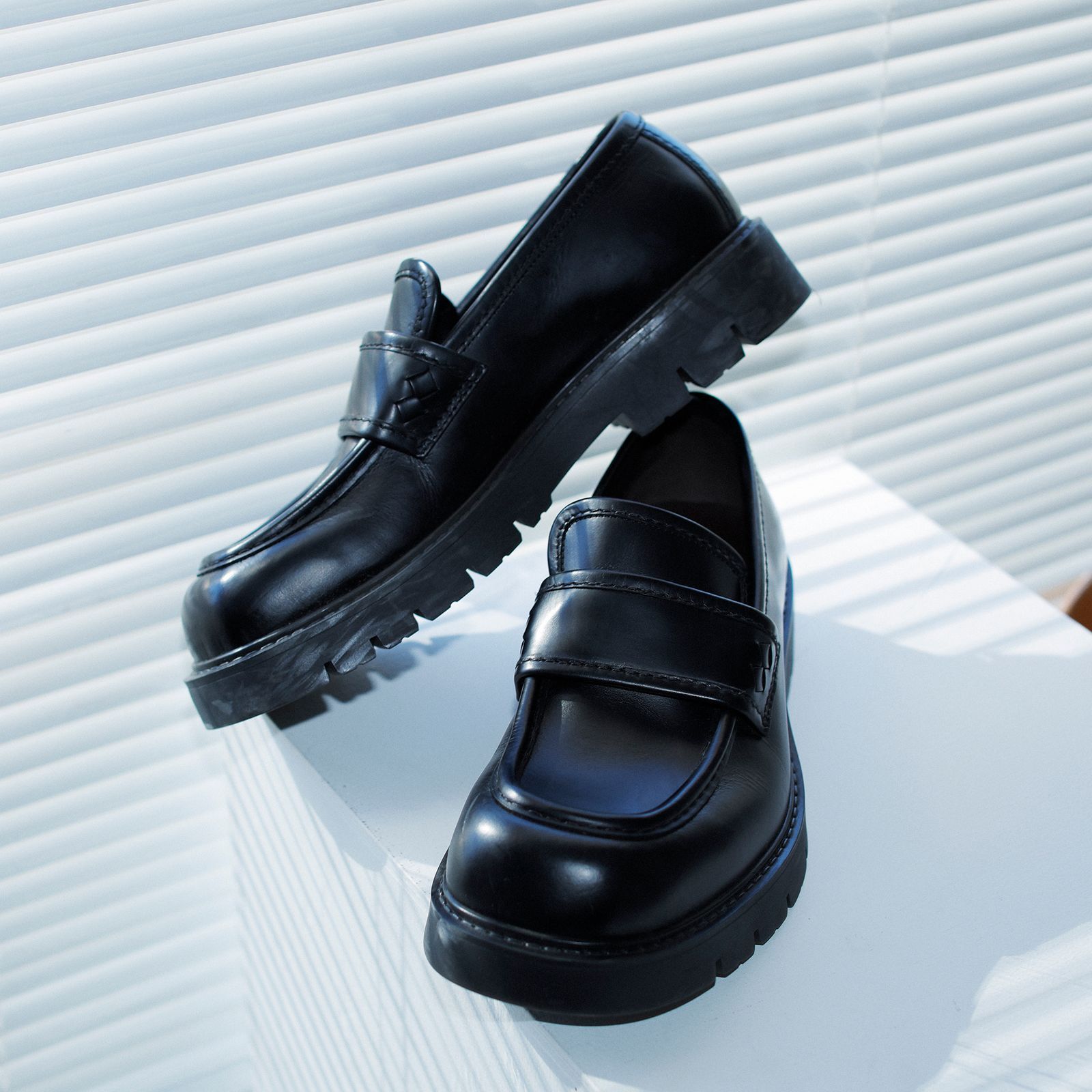 ワイドパンツに合わせるなら、ボッテガ・ヴェネタのフットウェア