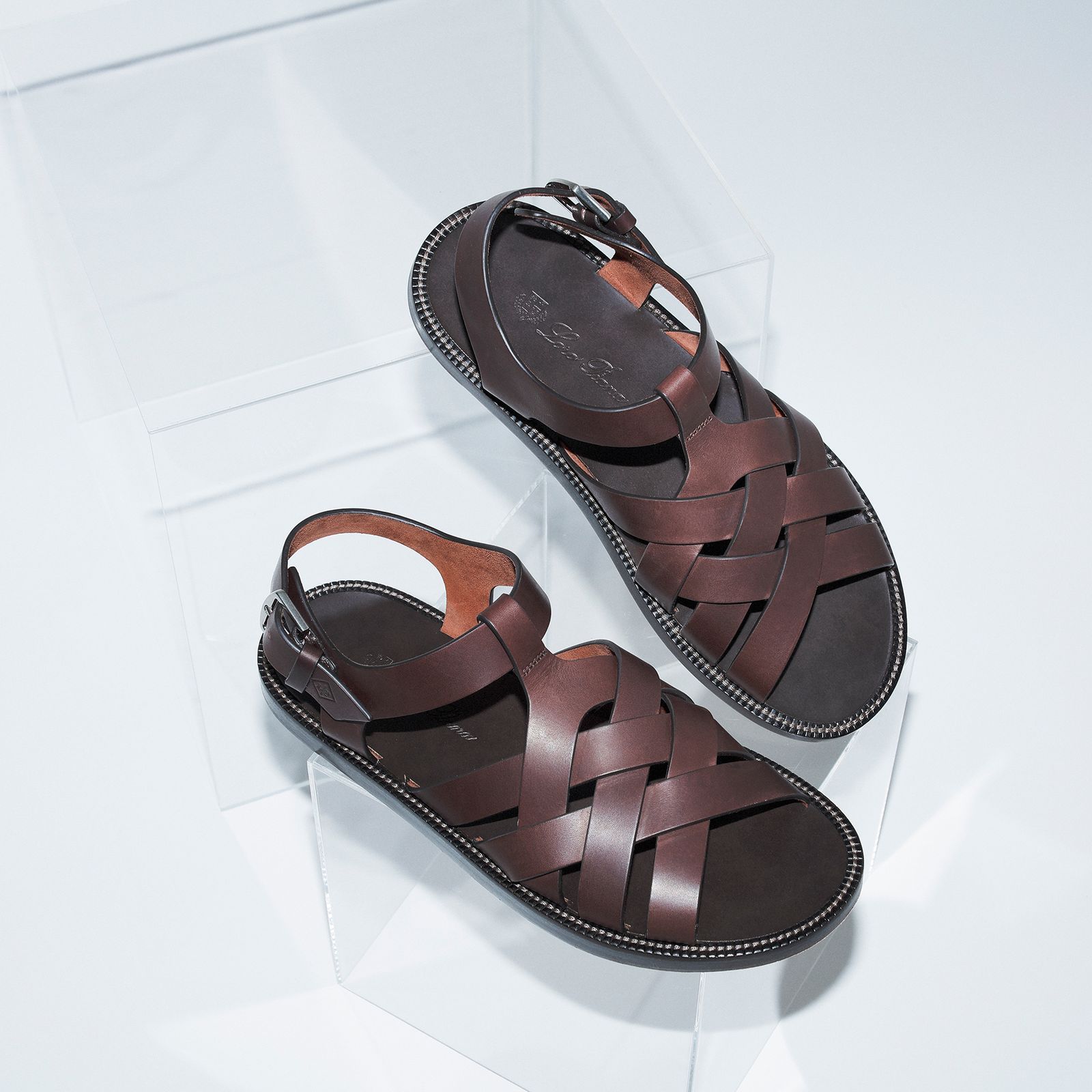 職人技と優雅なデザインで魅せるロロ・ピアーナ──2024年夏、サンダル