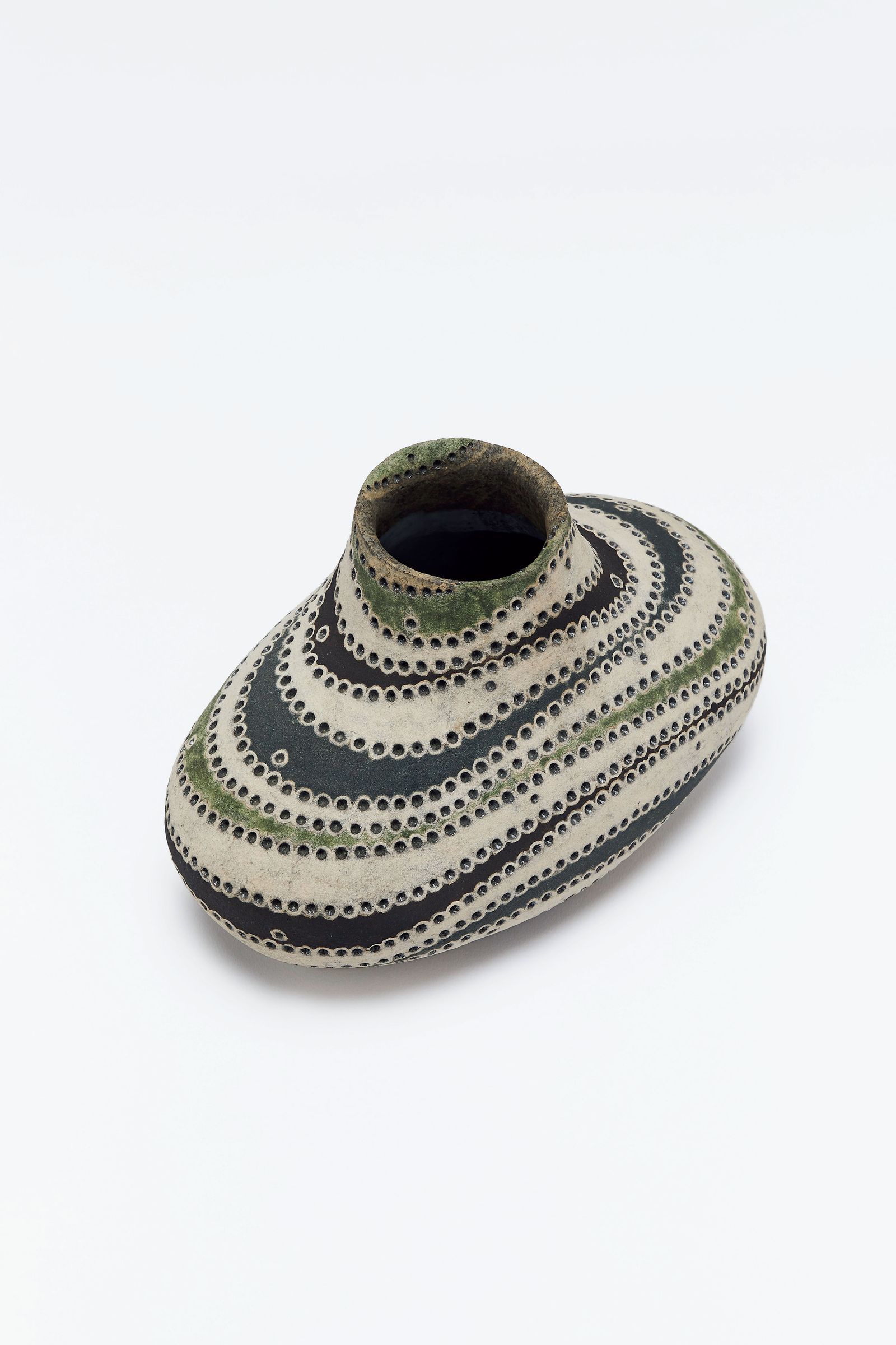 用途に縛られず自由な発想で造形した現代陶芸を紐解く展覧会──「菊池