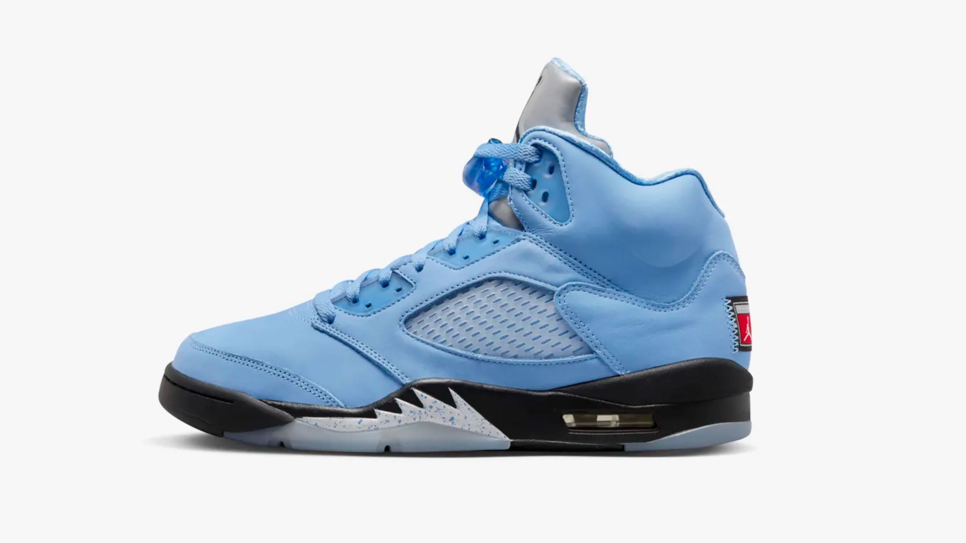 エア ジョーダン 5」を、鮮やかな“ユニバーシティ・ブルー”で染め上げ
