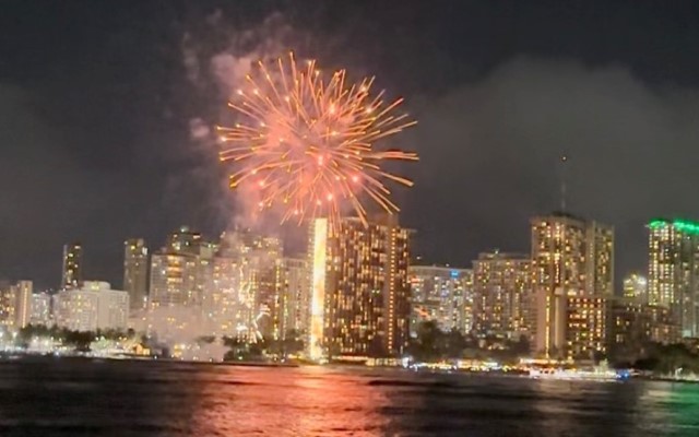 ピンク・セイルズ・ワイキキ フライデー花火・セイル（ケアロハ号