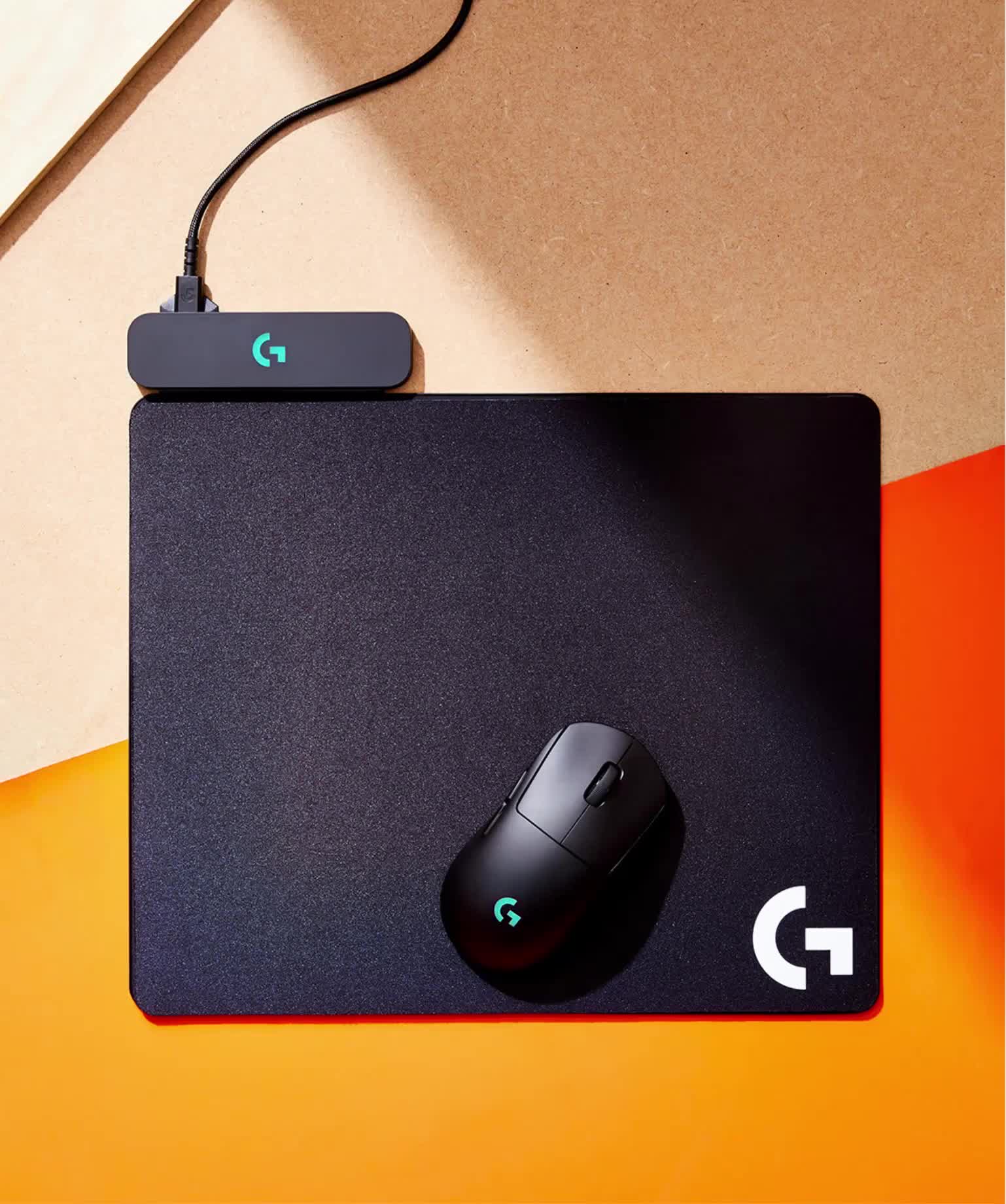 ワイヤレス充電でマウスを自由に！ ロジクールの「マウスパッド」が