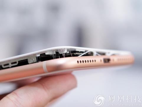 Apple、iPhone 8 Plusのバッテリー膨張問題を調査中らしい