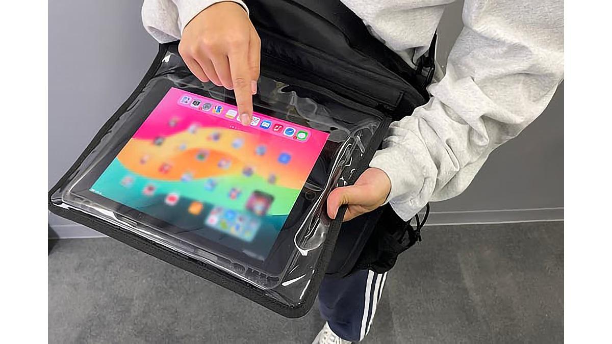 タブレット端末を収納したまま操作できる。機動力バツグンのビジネス