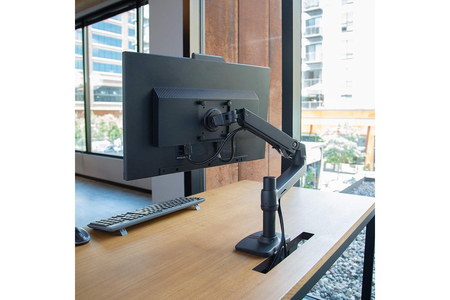 エルゴトロンのモニターアームの頼もしさよ。少ない力で滑らかに動かせ