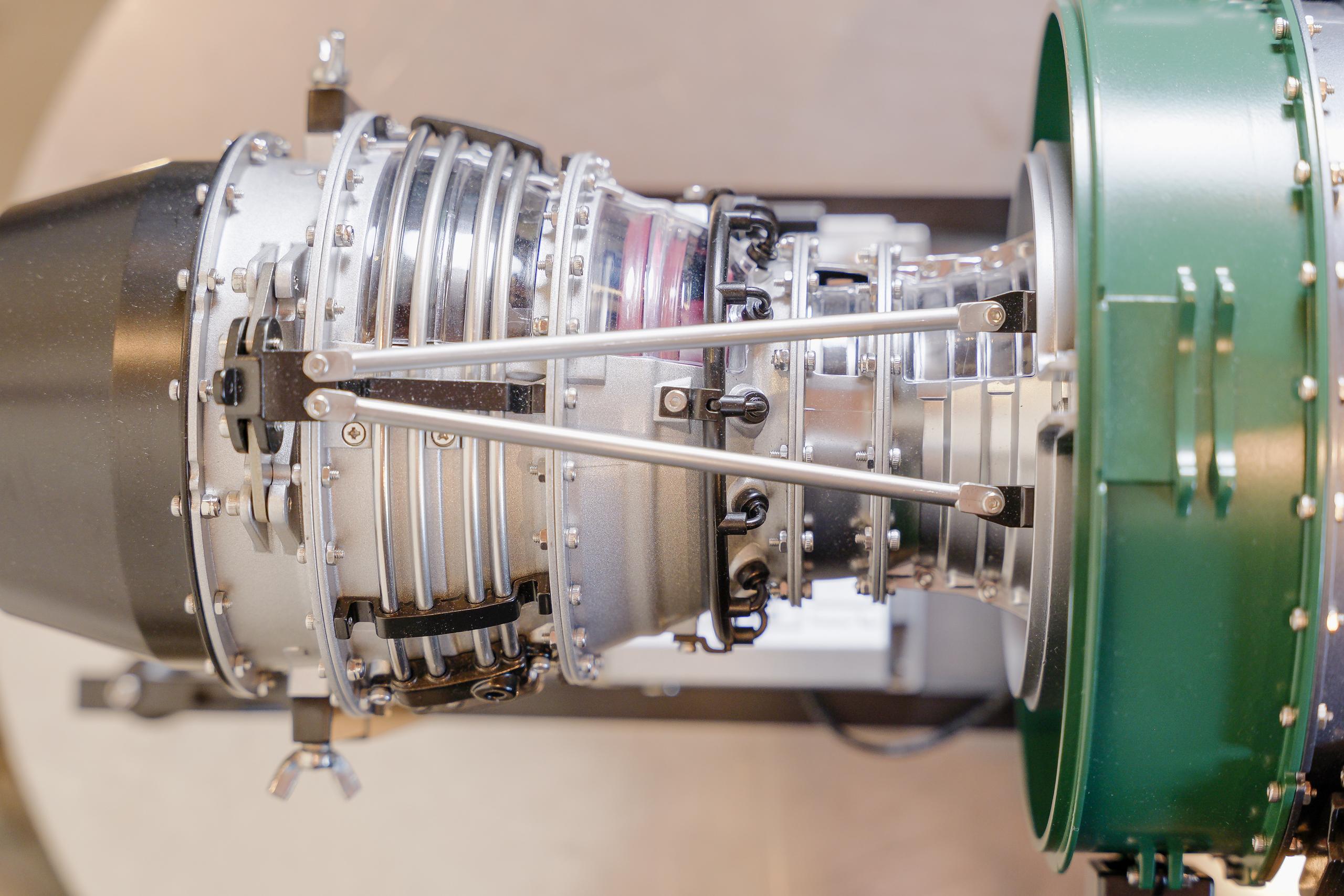 ジェットエンジンが丸裸。機械を愛する人にオススメしたい迫力の工学