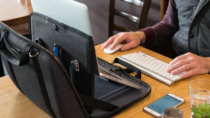 開けるだけで仕事場が出現。モバイルガジェットが一式収まり、ノートPC