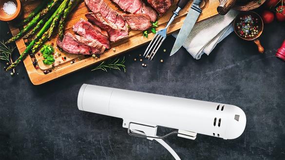 鍋に立てるだけ！ 扱いやすい低温調理器で誰でも簡単にプロの味が実現