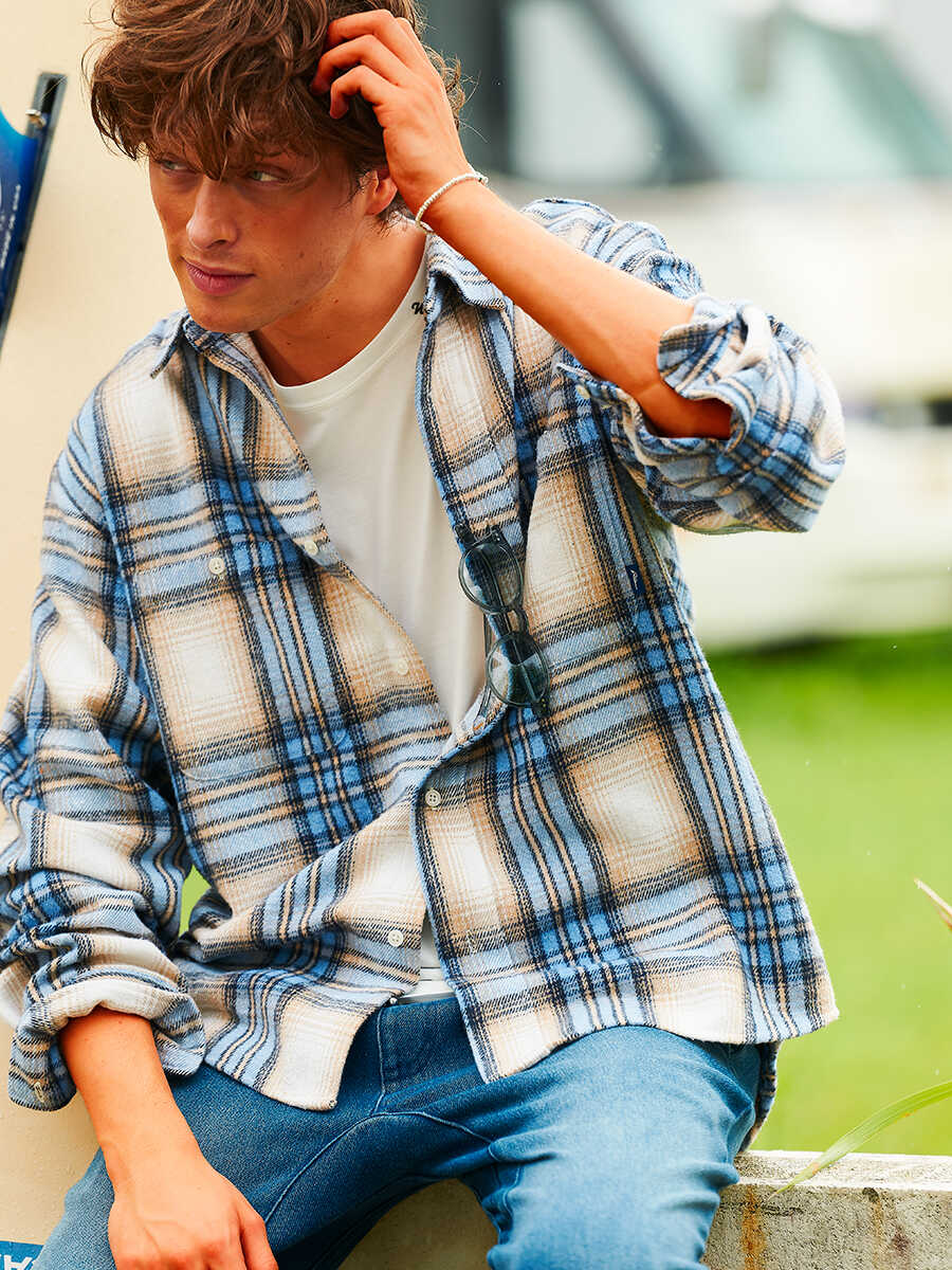 SAFARI MAGAZINE 【大好きな海を感じる】爽やか見えを狙うなら秋冬も青