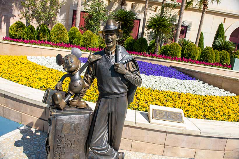 公式】ミッキーとウォルトのうしろには・・・♪｜東京ディズニー