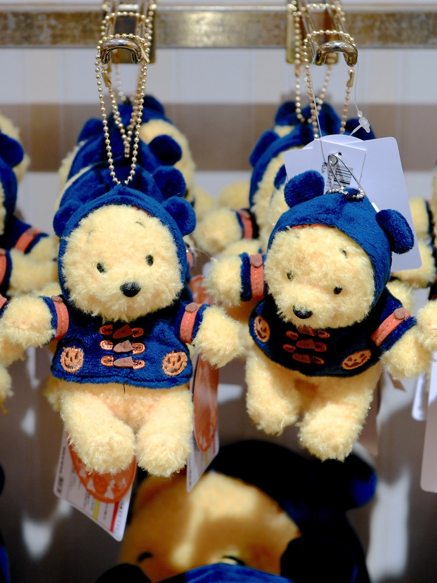 ふわもこかわいい紺色コートのプーさんぬいぐるみ！東京ディズニー
