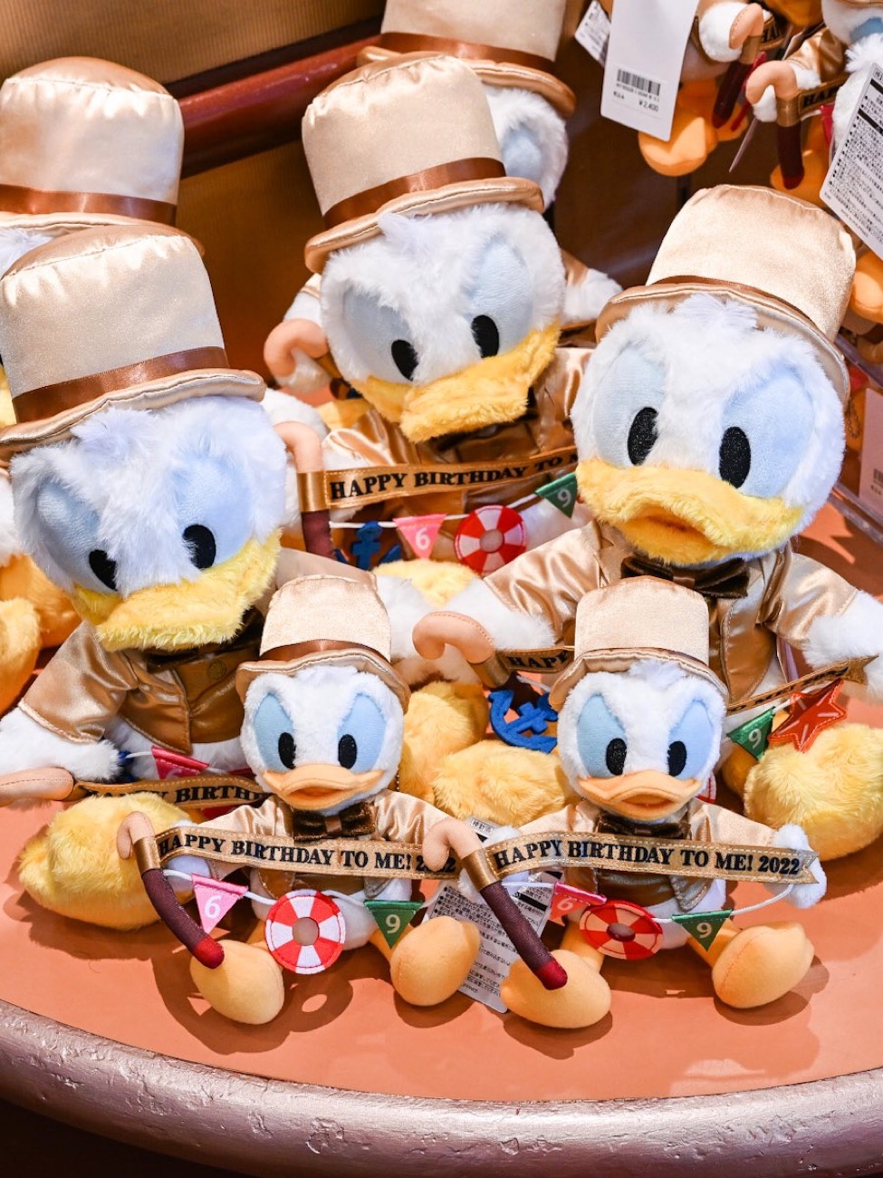 ゴールドのタキシード姿！東京ディズニーランド“ドナルドダックお誕生