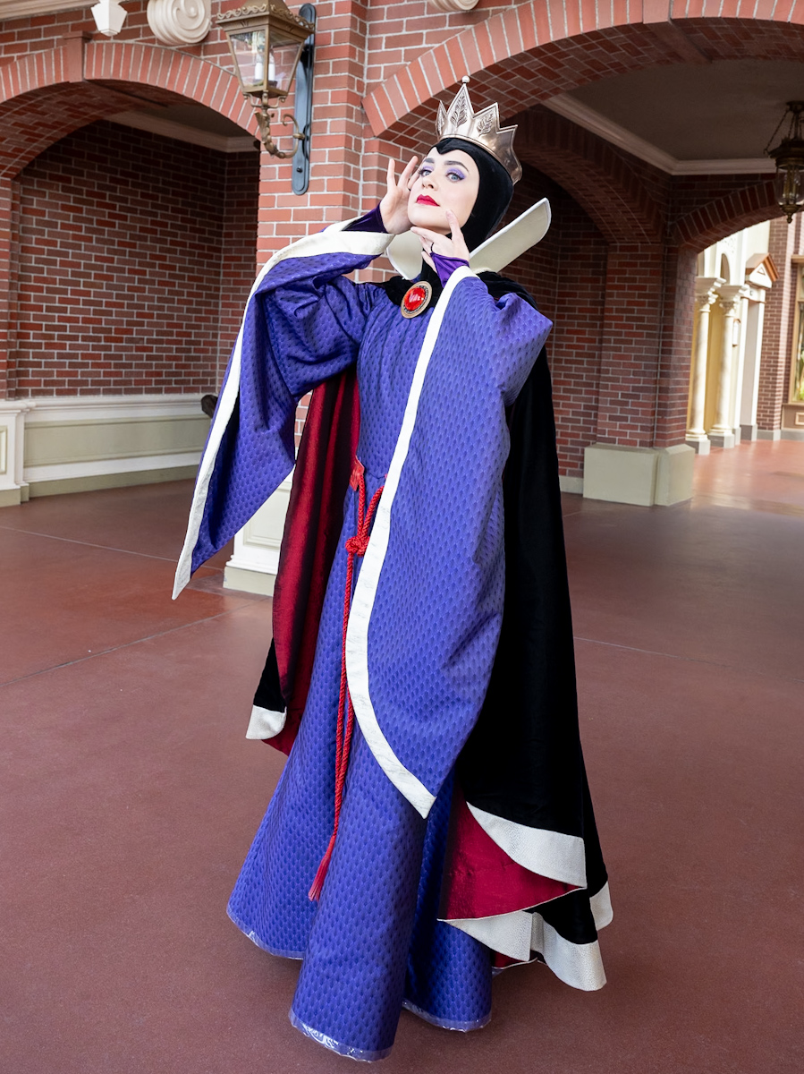 ワールドバザールに登場！東京ディズニーランド『白雪姫』「女王