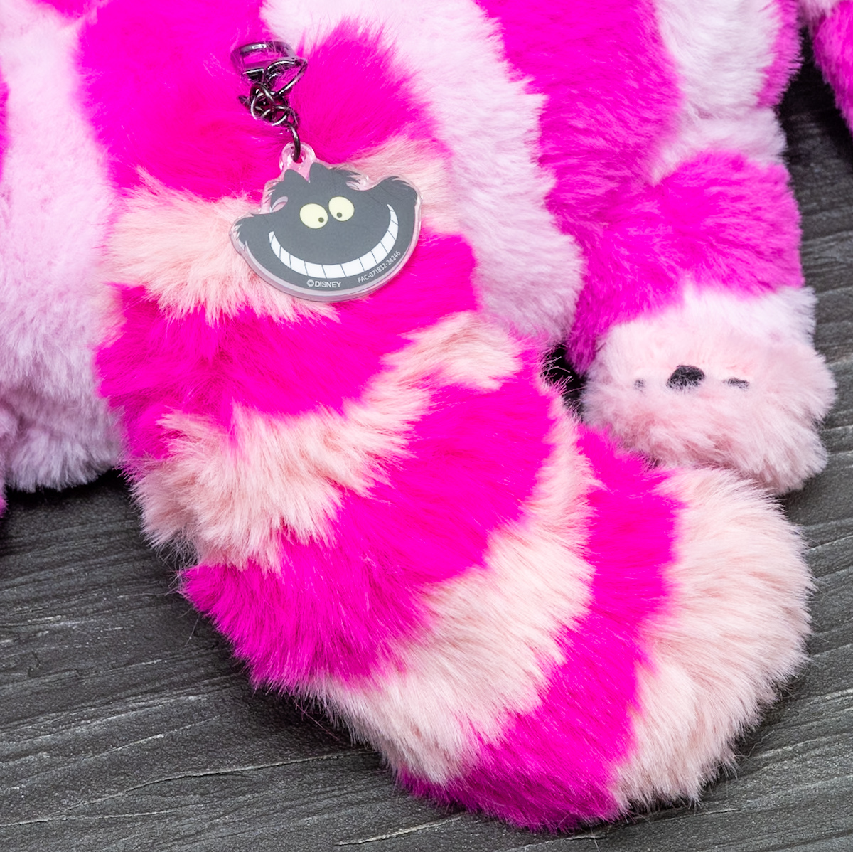 いたずら好きのチェシャ猫デザイン！ディズニーストア『ふしぎの国の