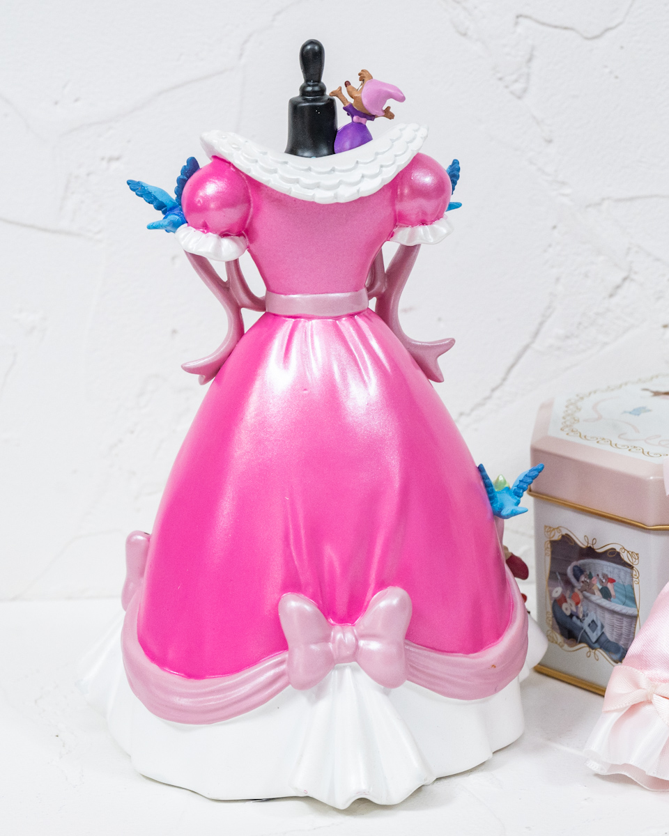 青い鳥やネズミたちがドレスをリメイクするシーンがモチーフ