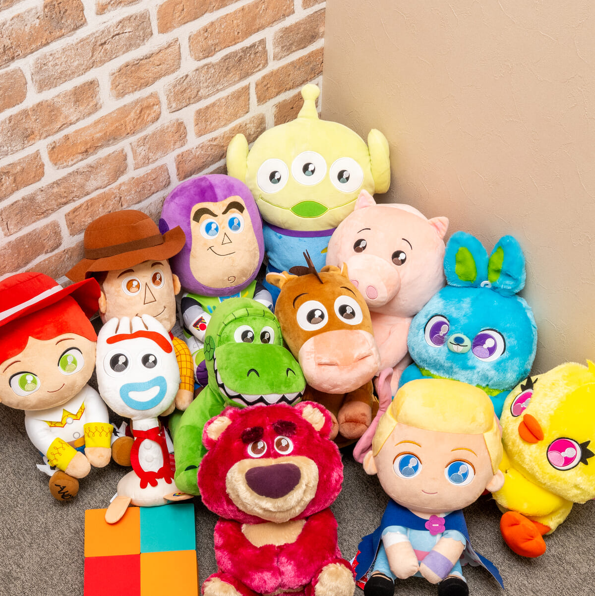 全12種登場！ラウンドワン限定「トイ・ストーリー 30周年」“うるりぃ