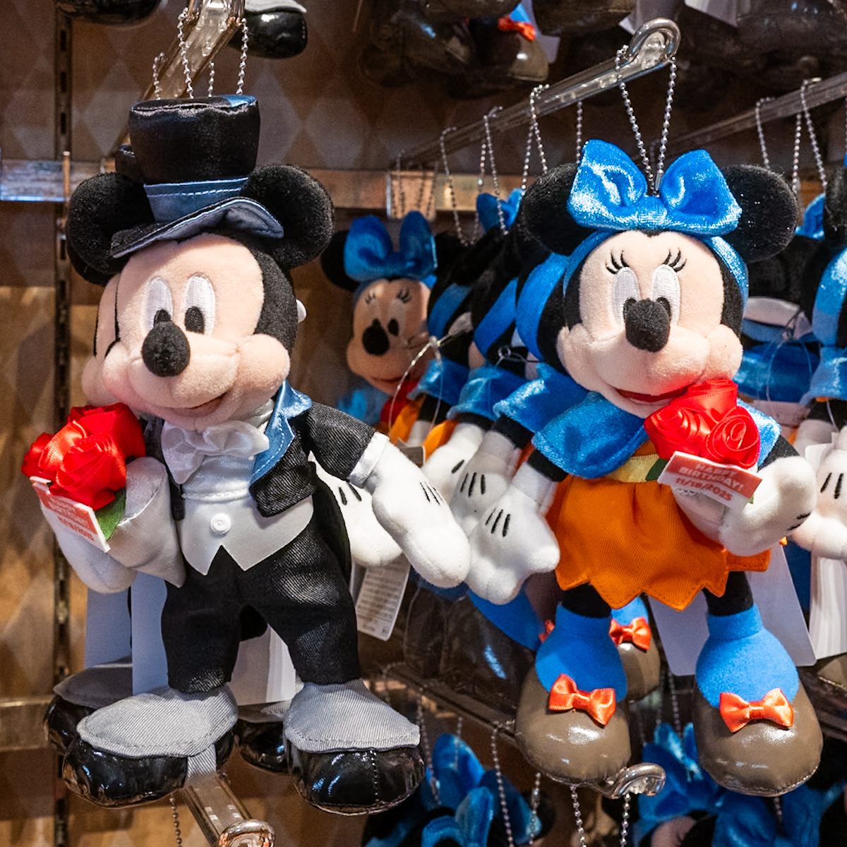 花束を持ったぬいぐるみバッジ！東京ディズニーランド2025ミッキー
