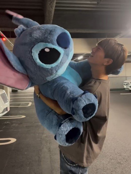 デッカっっ」みちょぱが買った“超特大スティッチ”に反響 「これは