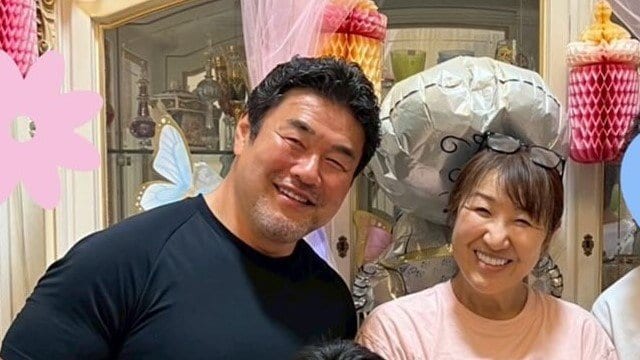 心霊写真じゃありません」北斗晶の誕生日お祝い写真に佐々木健介が2人