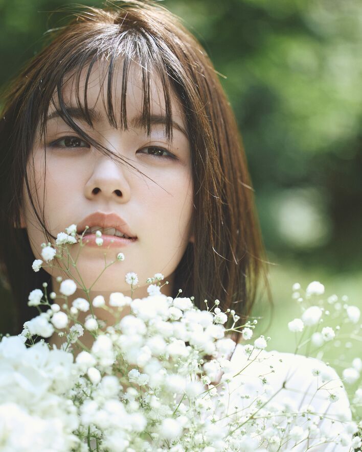 小芝風花 背中ざっくりの黒衣装で大人雰囲気漂うショットや鮮やかな花