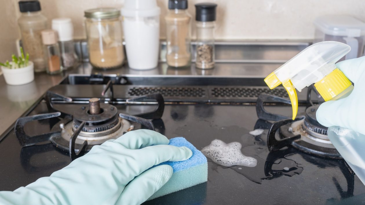 ガスコンロの汚れの種類と掃除方法は？頑固な油汚れや焦げつきも効率