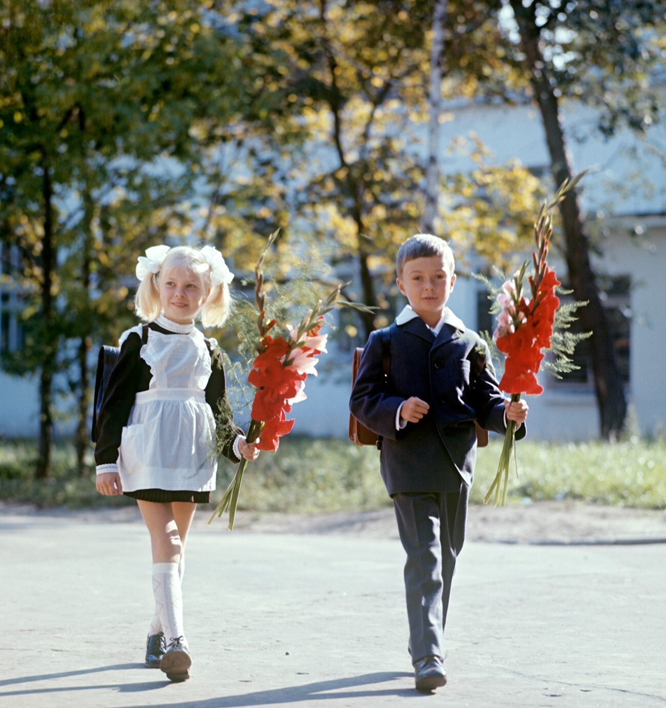 ソ連の学校のシンボルとなった大きなリボン（写真特集）