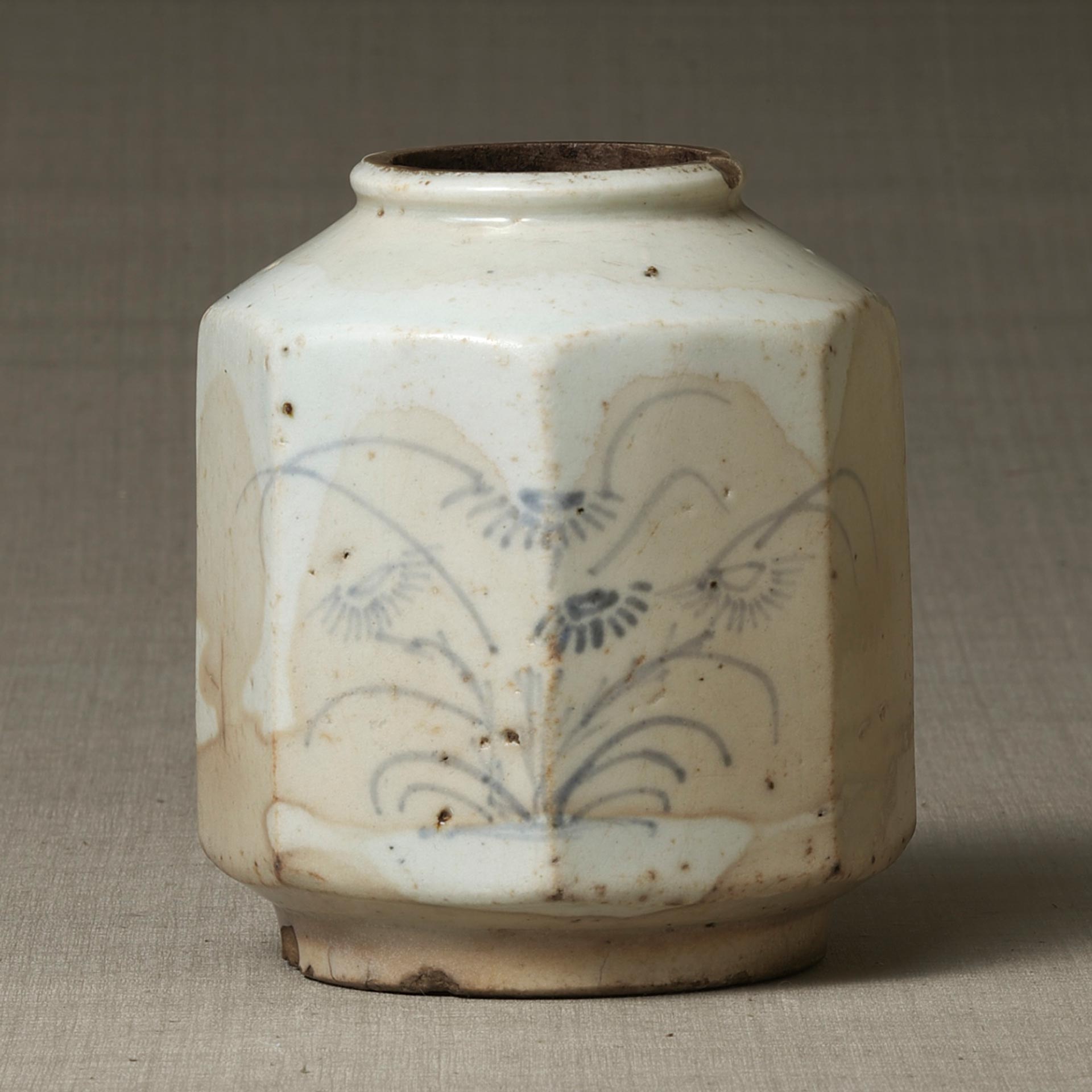 染付秋草文面取壺（瓢形瓶部分） - 所蔵品 | 日本民藝館