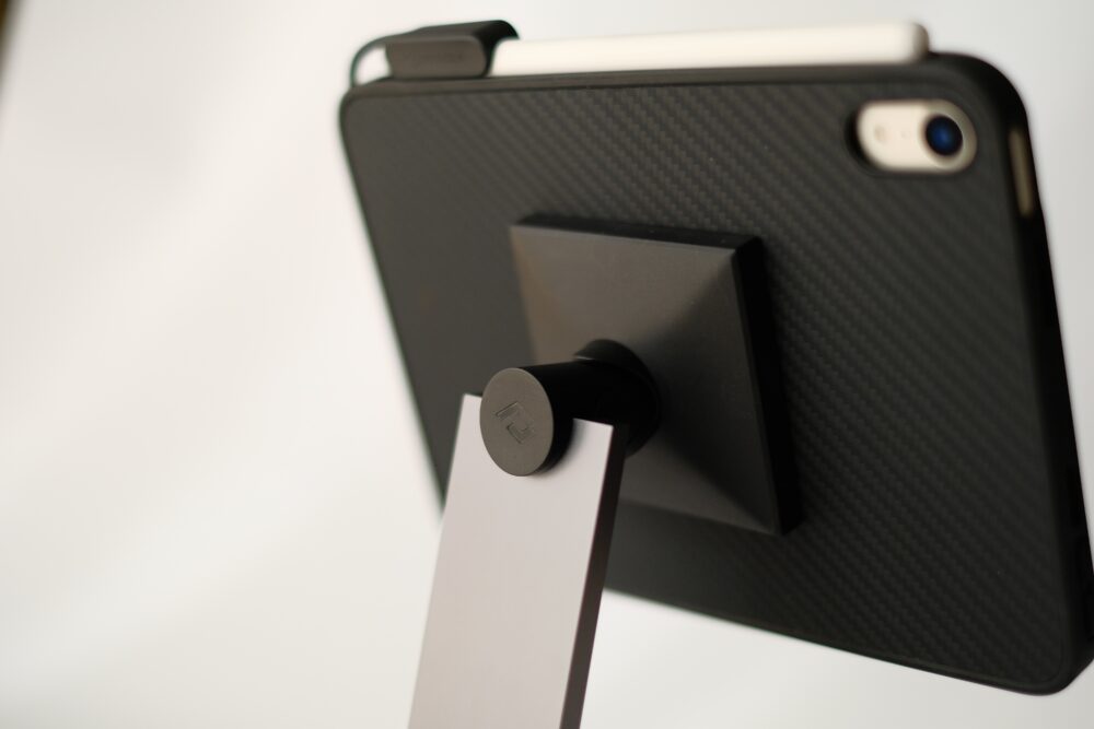 PITAKA MagEZ Case Pro専用スタンド”MagEZ Charging Stand”レビュー